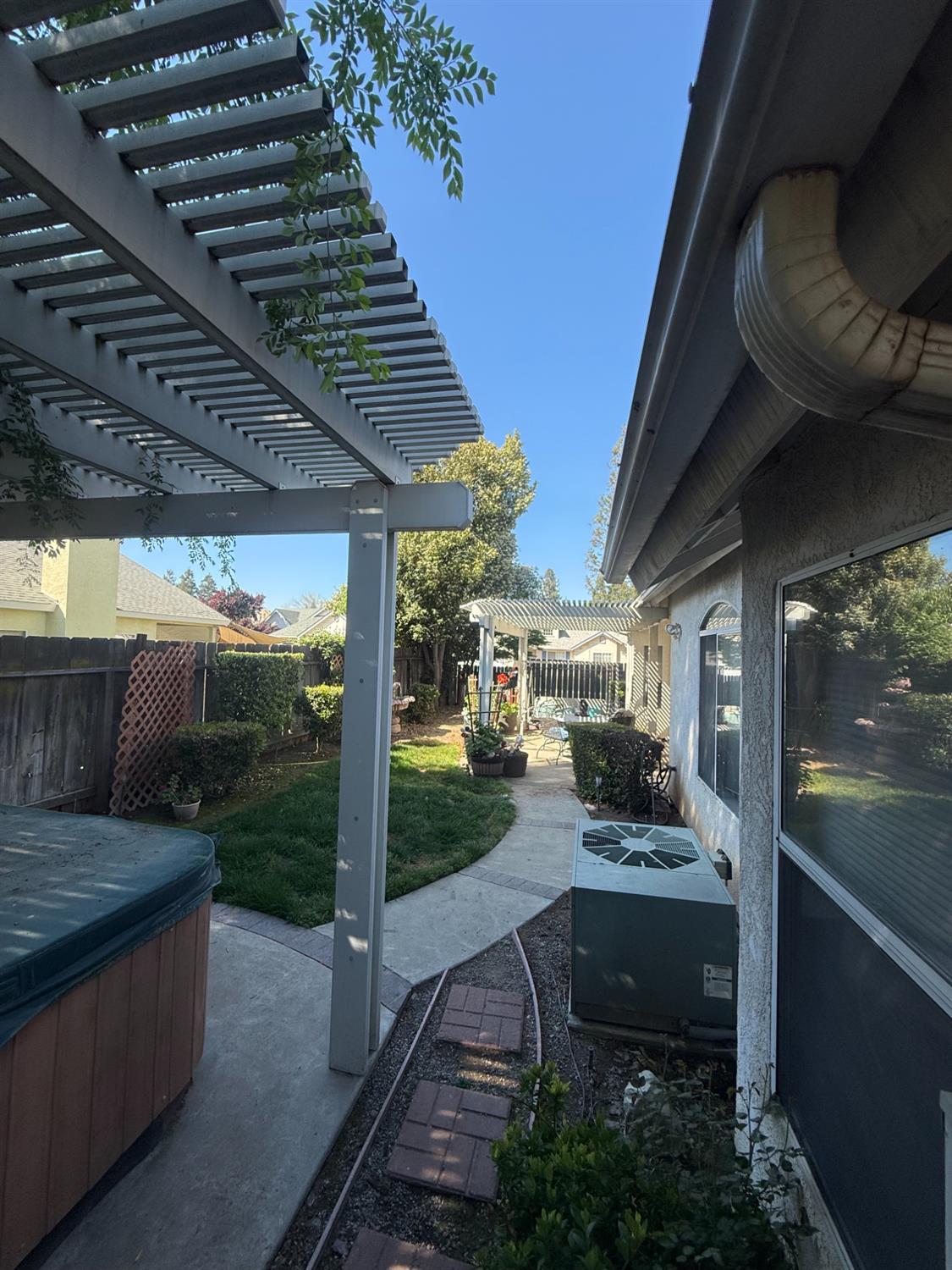 2545 E Goshen Ave, Fresno, CA 93720