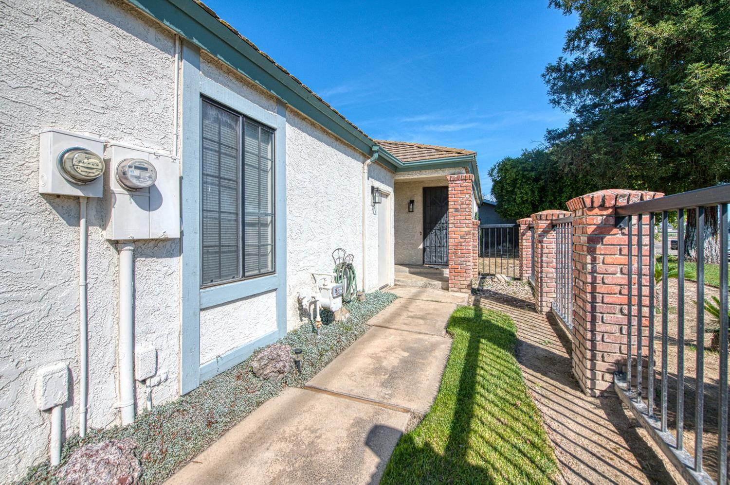 595 Quill Ln, Clovis, CA 93612