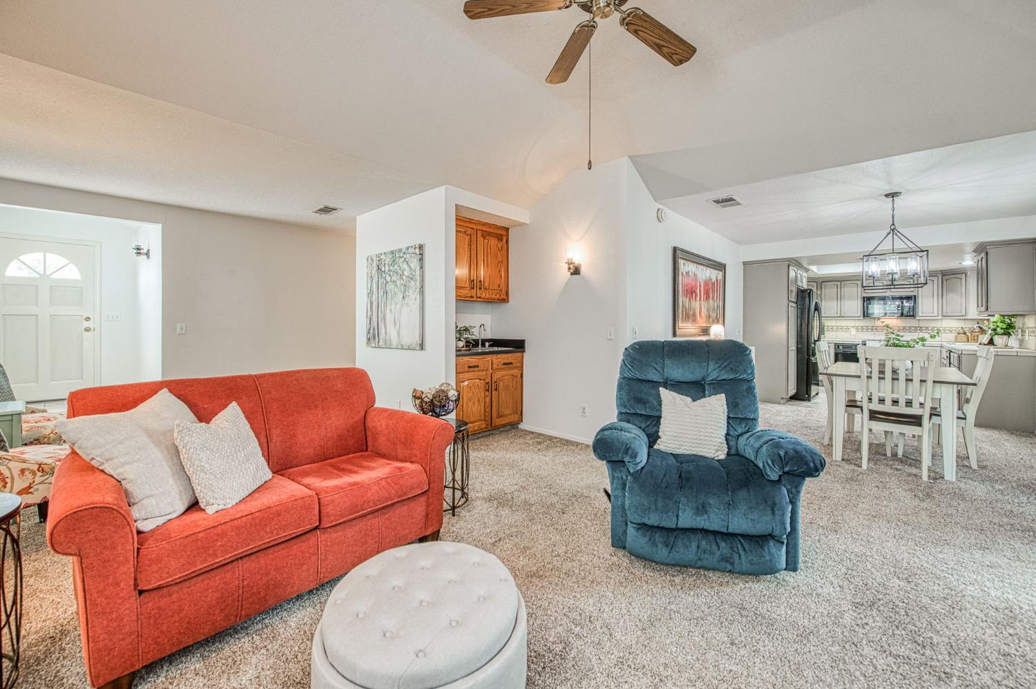 595 Quill Ln, Clovis, CA 93612