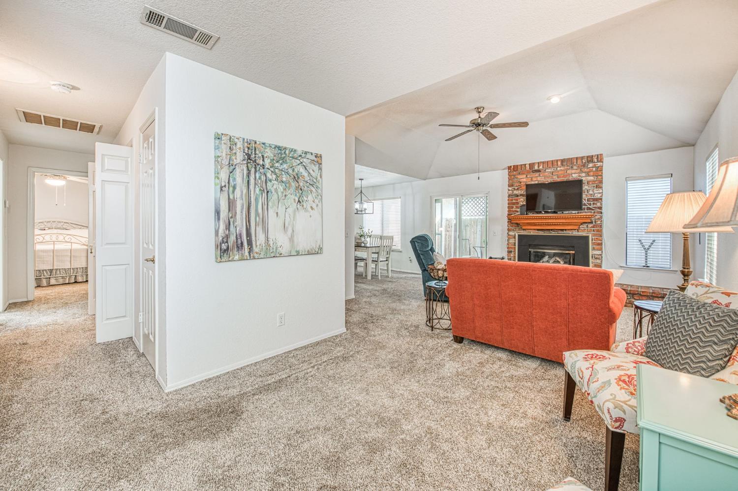 595 Quill Ln, Clovis, CA 93612