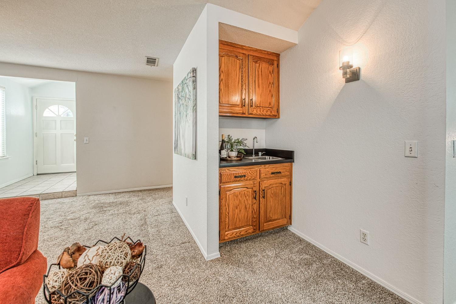 595 Quill Ln, Clovis, CA 93612