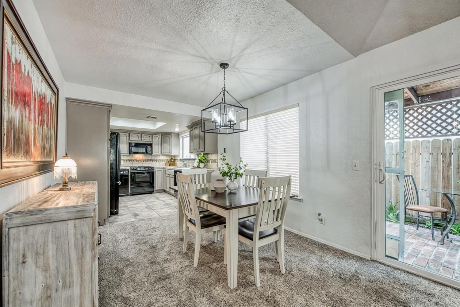 595 Quill Ln, Clovis, CA 93612