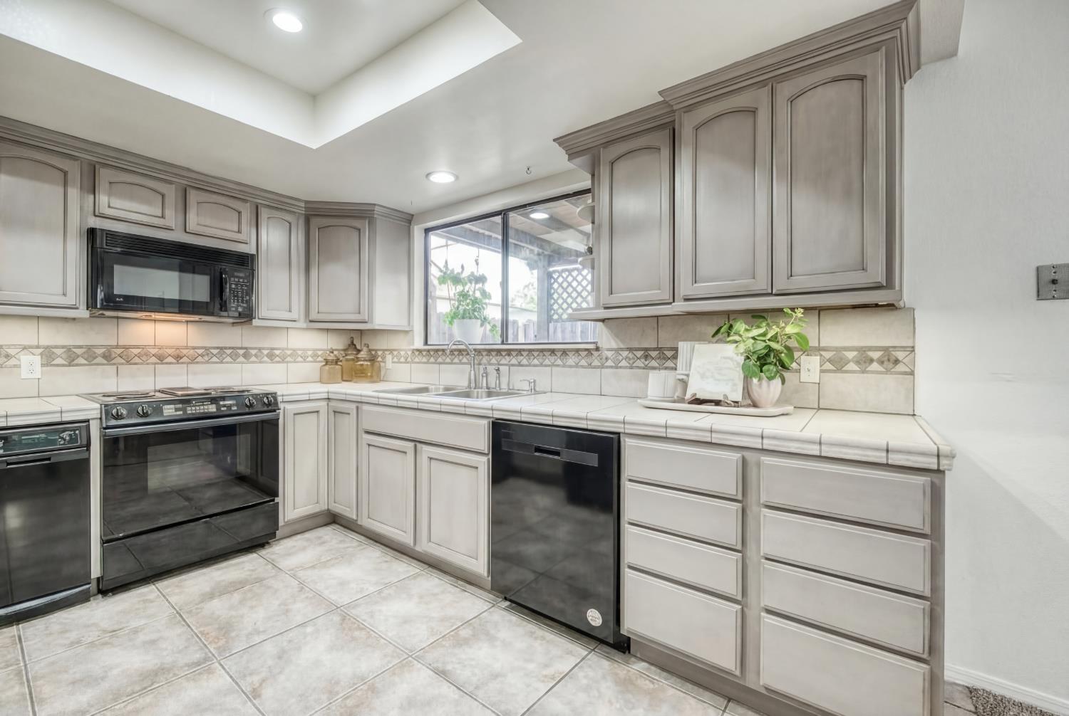 595 Quill Ln, Clovis, CA 93612