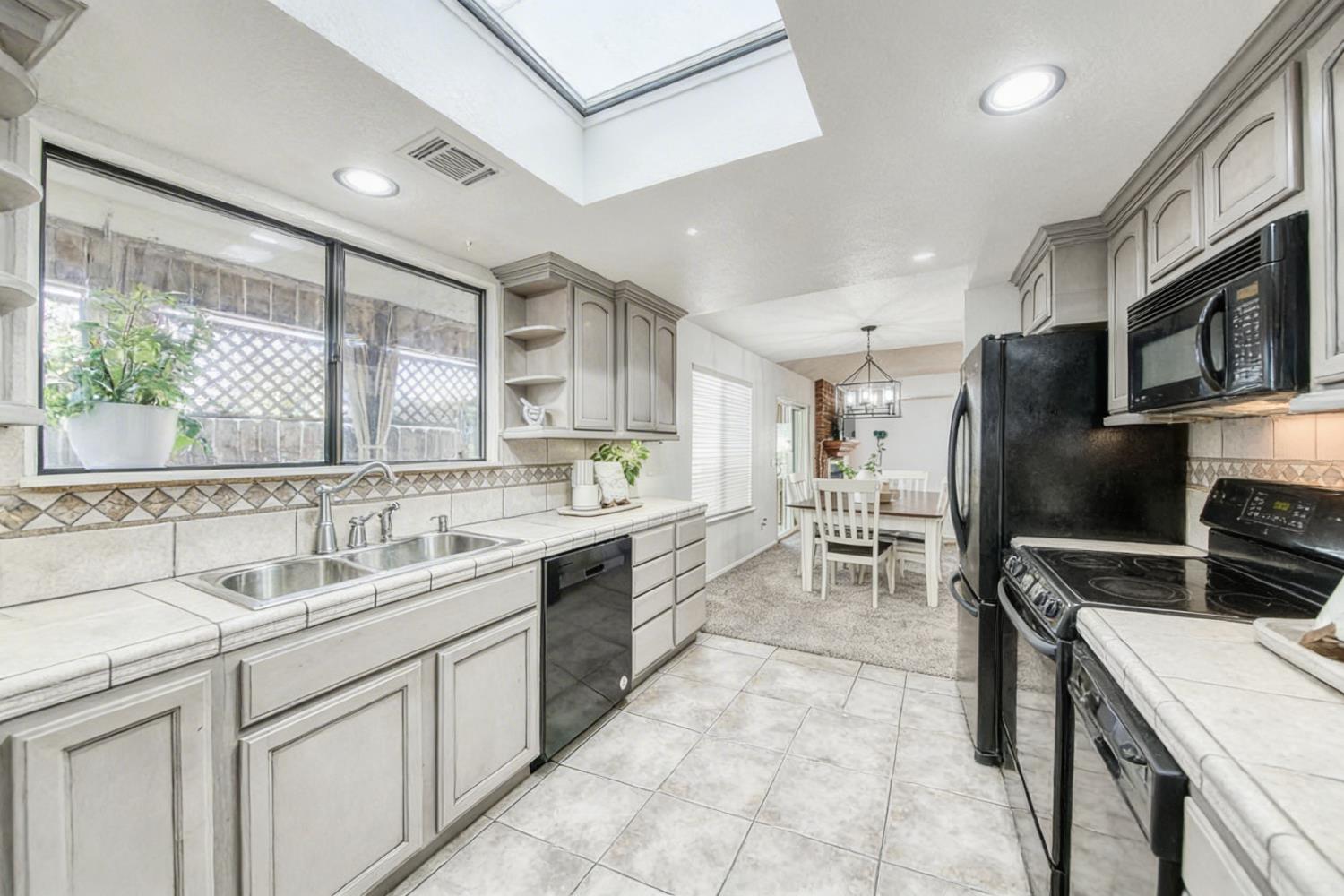 595 Quill Ln, Clovis, CA 93612