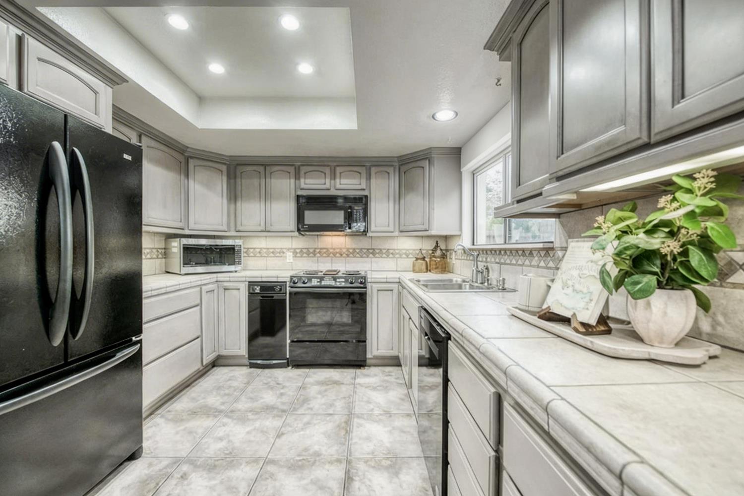 595 Quill Ln, Clovis, CA 93612