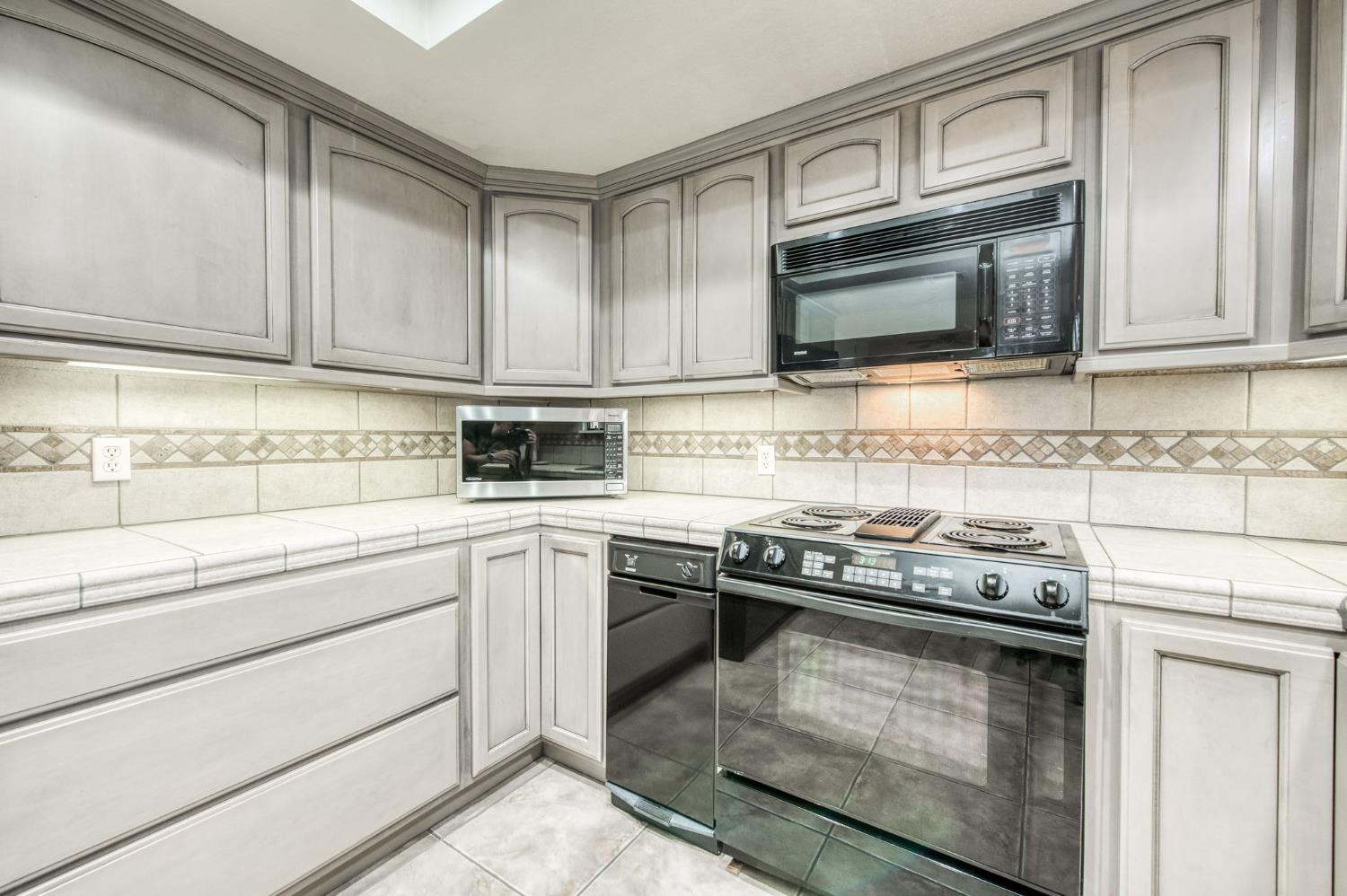 595 Quill Ln, Clovis, CA 93612