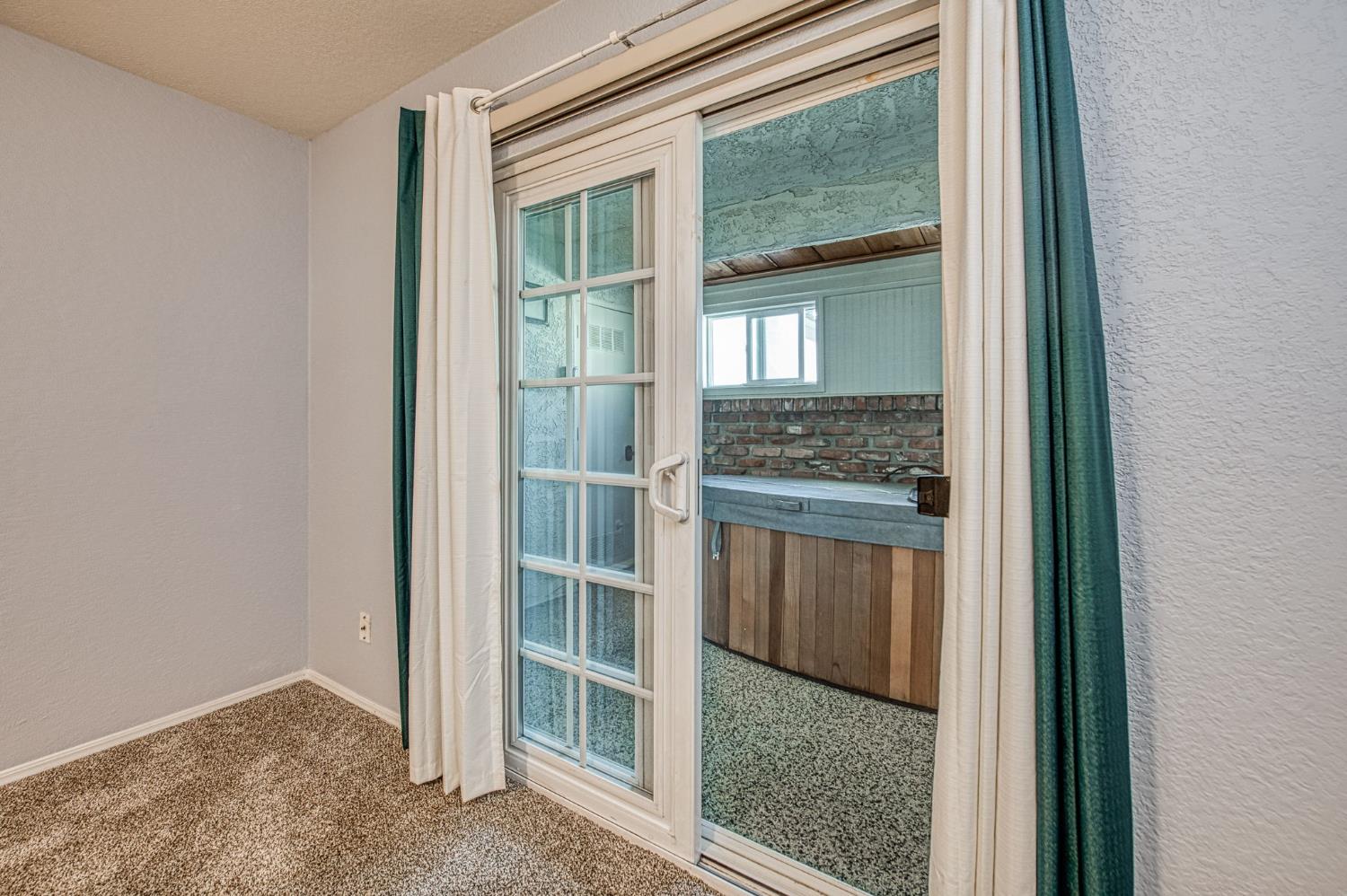 595 Quill Ln, Clovis, CA 93612