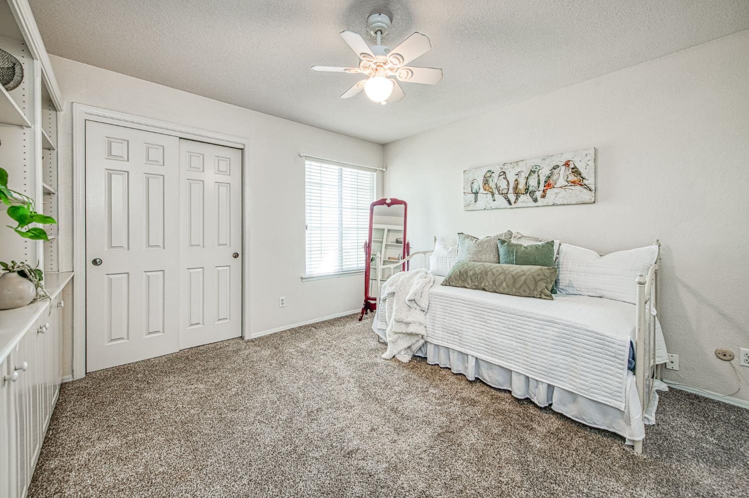 595 Quill Ln, Clovis, CA 93612