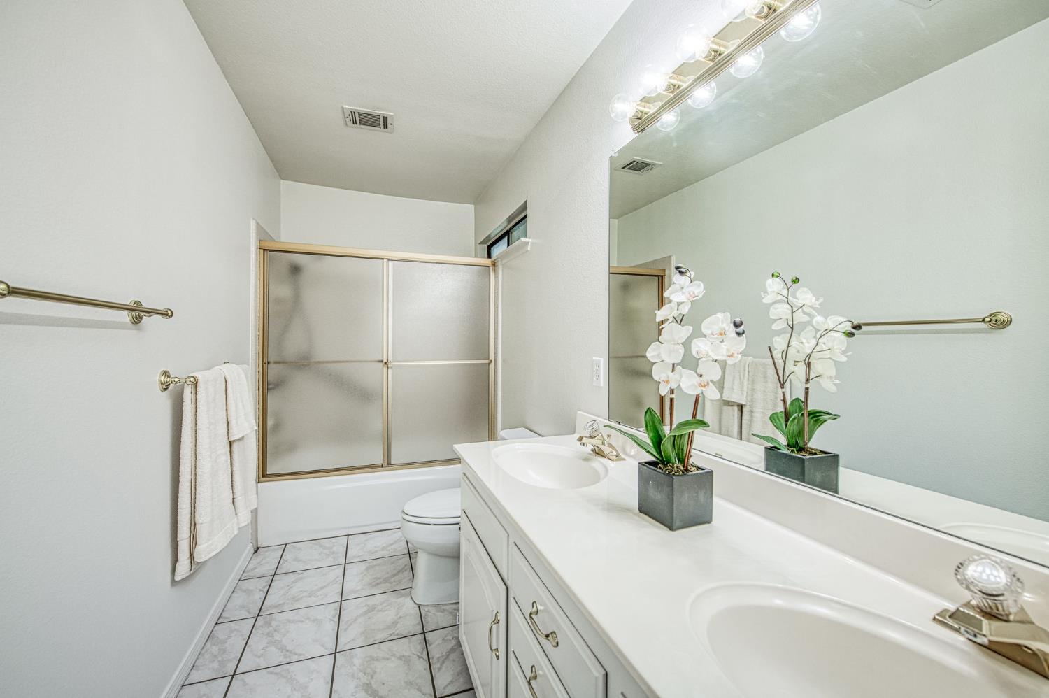 595 Quill Ln, Clovis, CA 93612