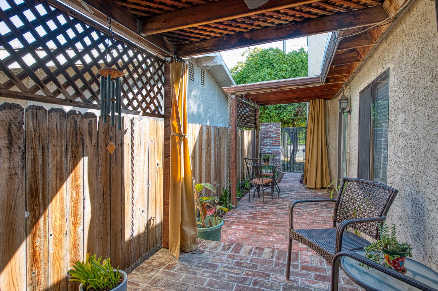 595 Quill Ln, Clovis, CA 93612