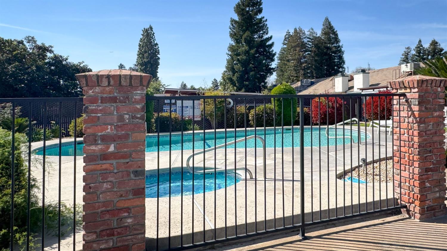 595 Quill Ln, Clovis, CA 93612