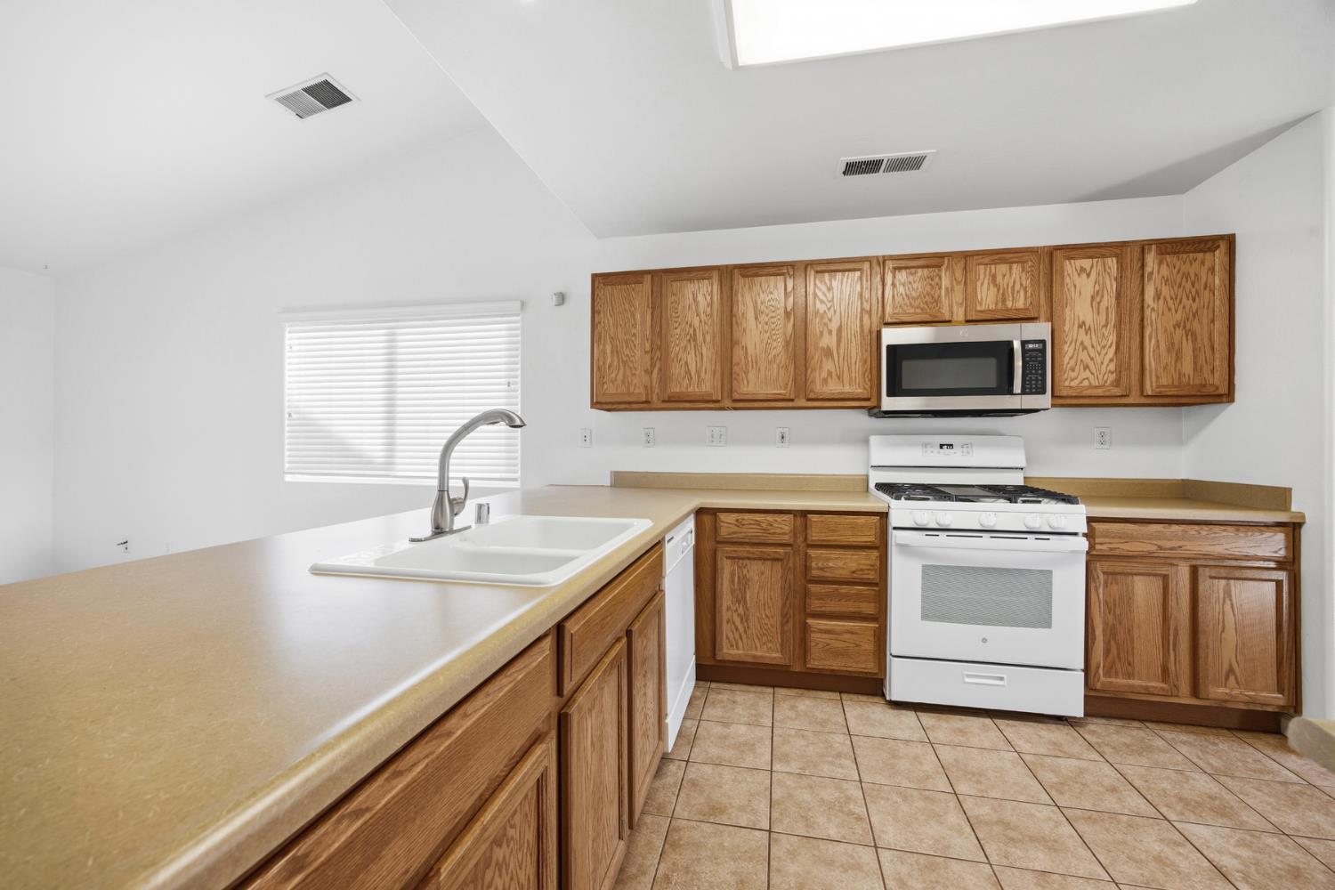 2650 W Sedona Ave, Visalia, CA 93291