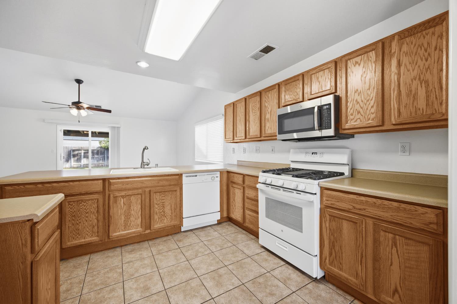 2650 W Sedona Ave, Visalia, CA 93291