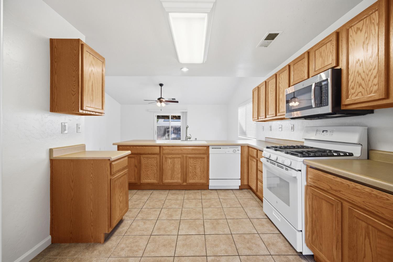 2650 W Sedona Ave, Visalia, CA 93291