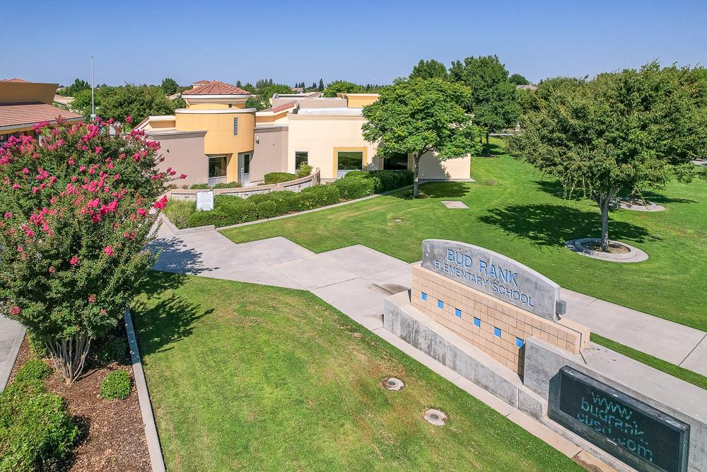 3838 Moody Ln, Clovis, CA 93619