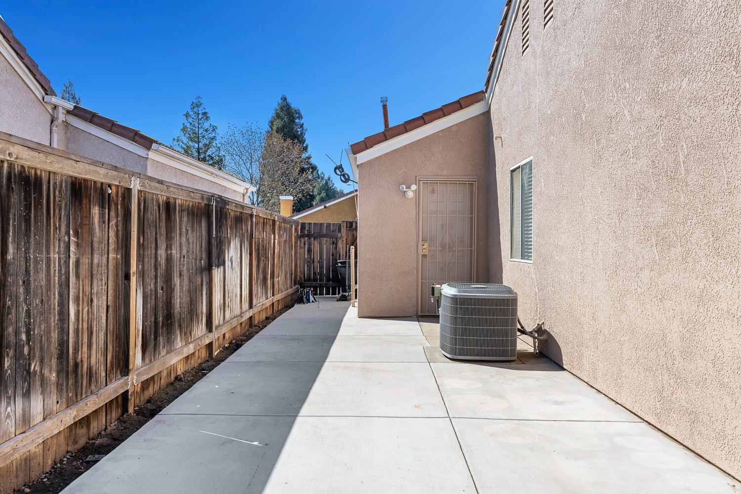 7634 N Dearing Ave, Fresno, CA 93720