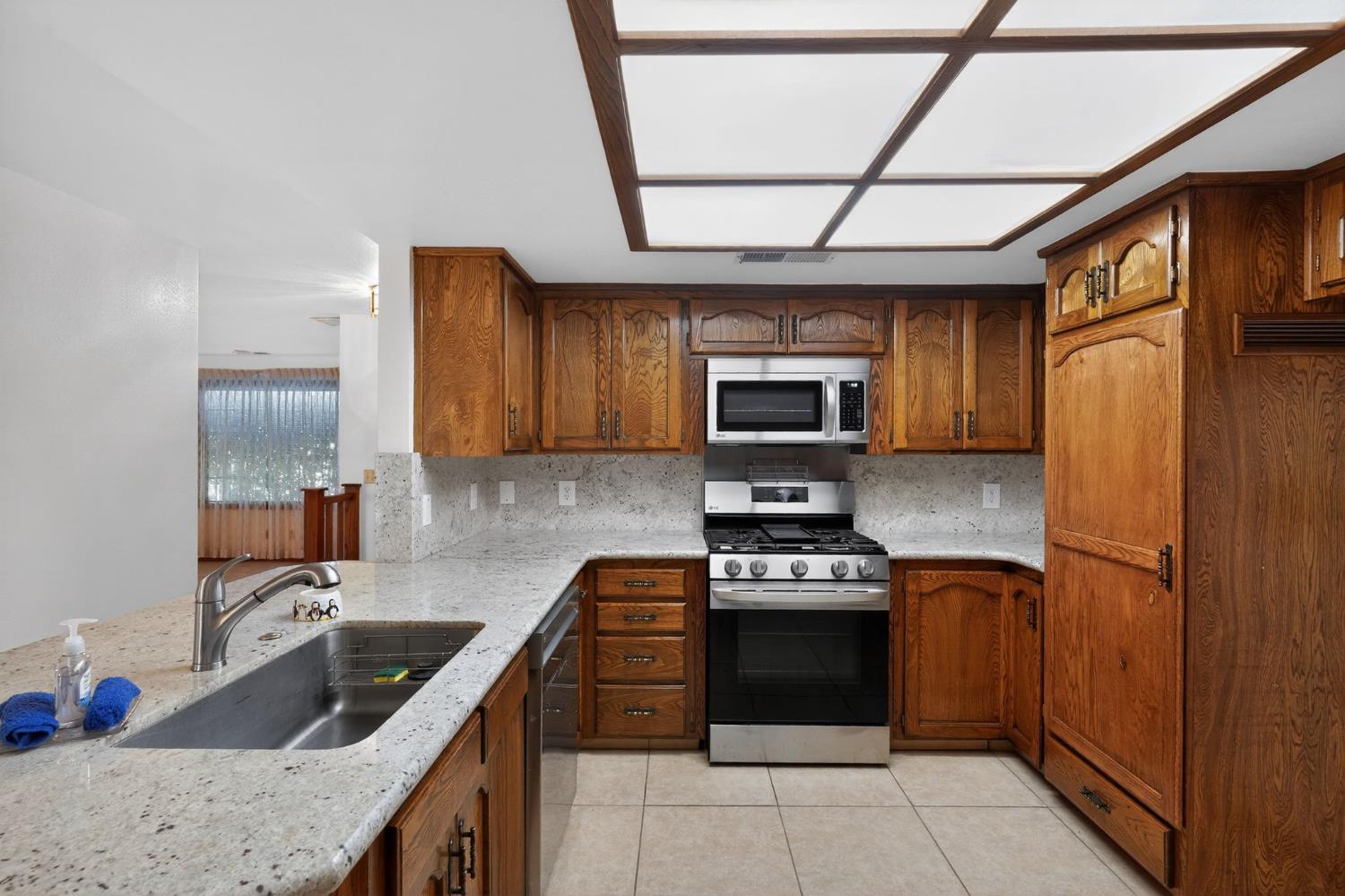 635 N Belmont St, Porterville, CA 93257