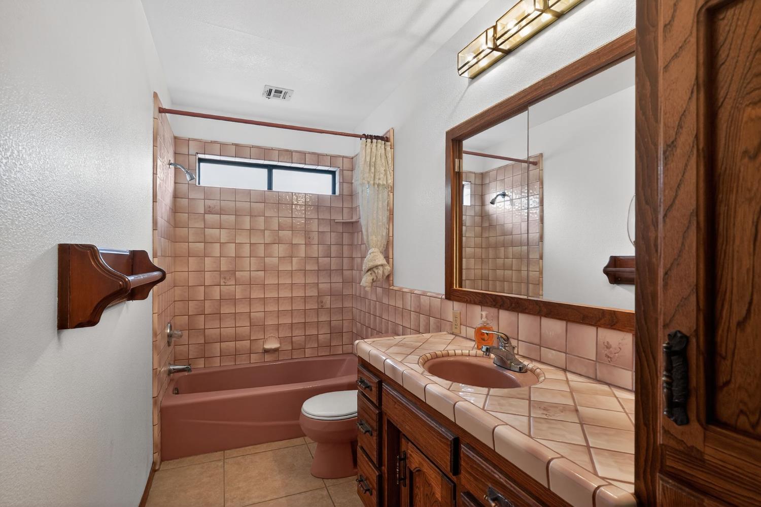 635 N Belmont St, Porterville, CA 93257