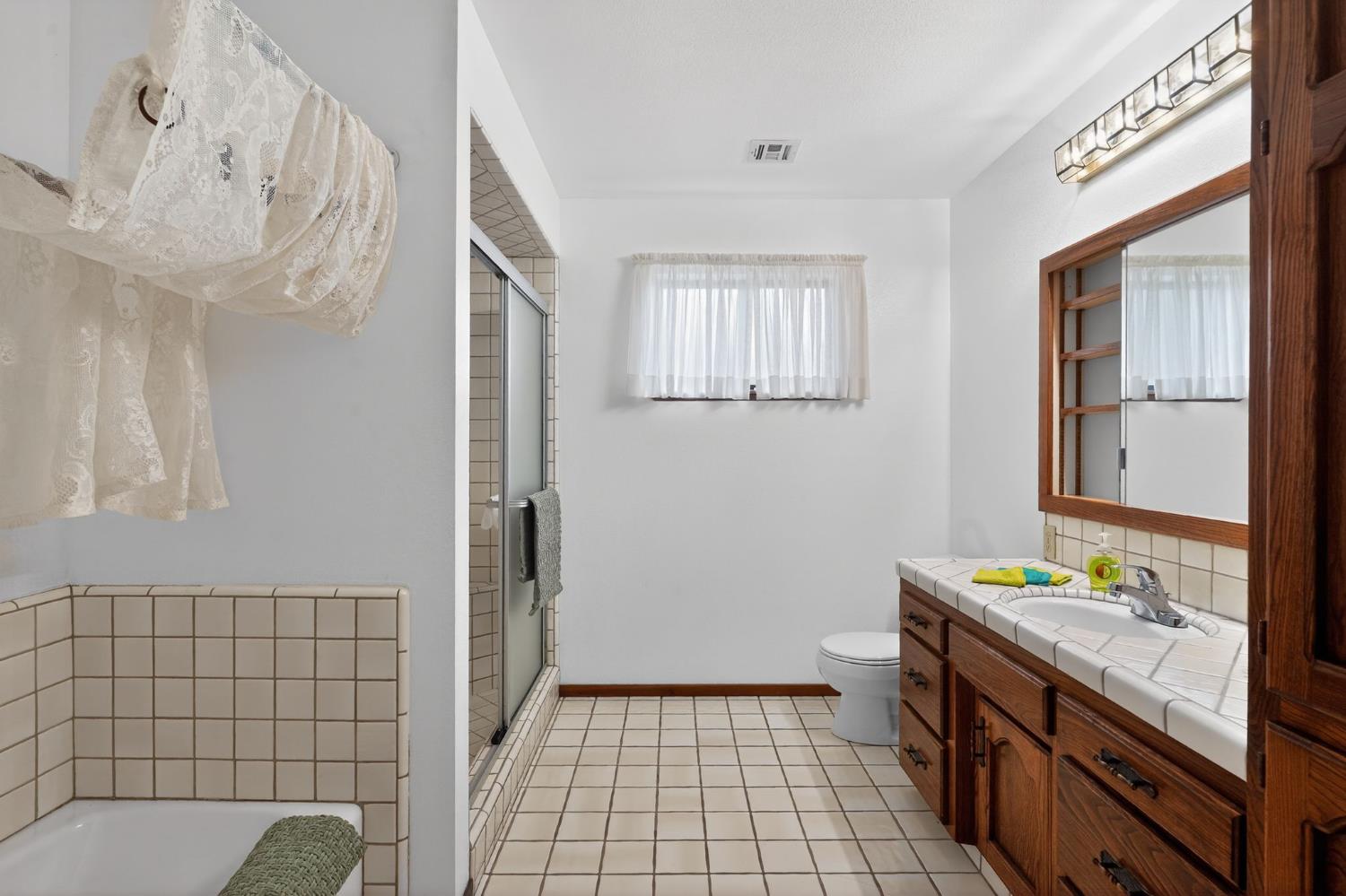 635 N Belmont St, Porterville, CA 93257