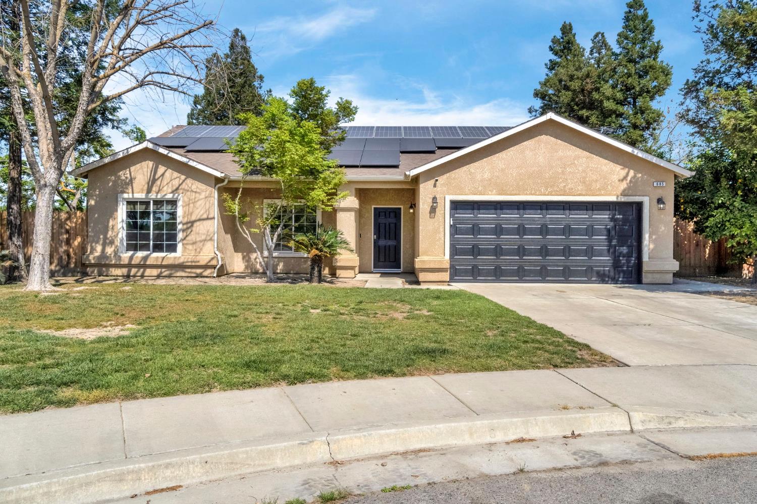 685 W Lake St, Kingsburg, CA 93631