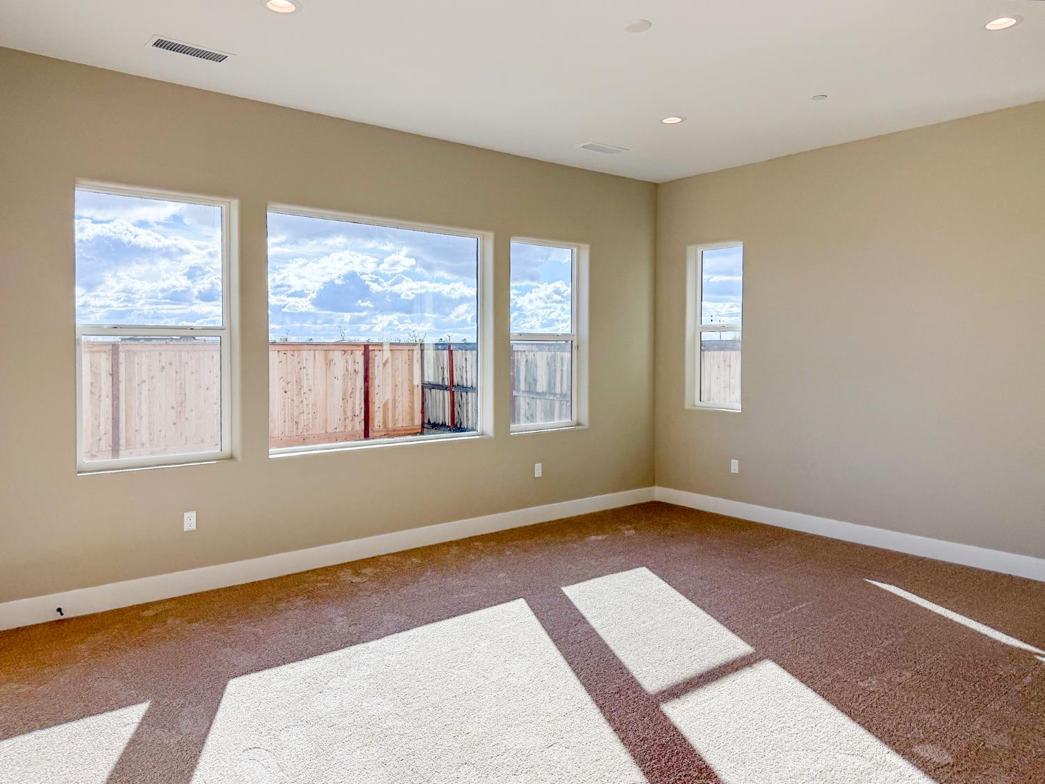 951 Beaver Pond Loop, Madera, CA 93636