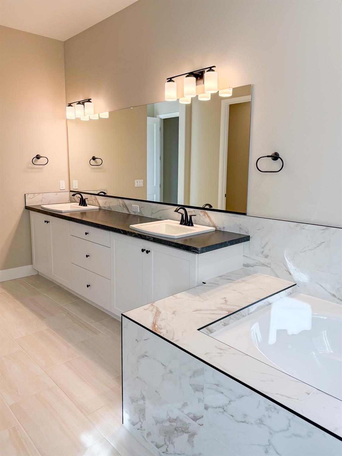 951 Beaver Pond Loop, Madera, CA 93636