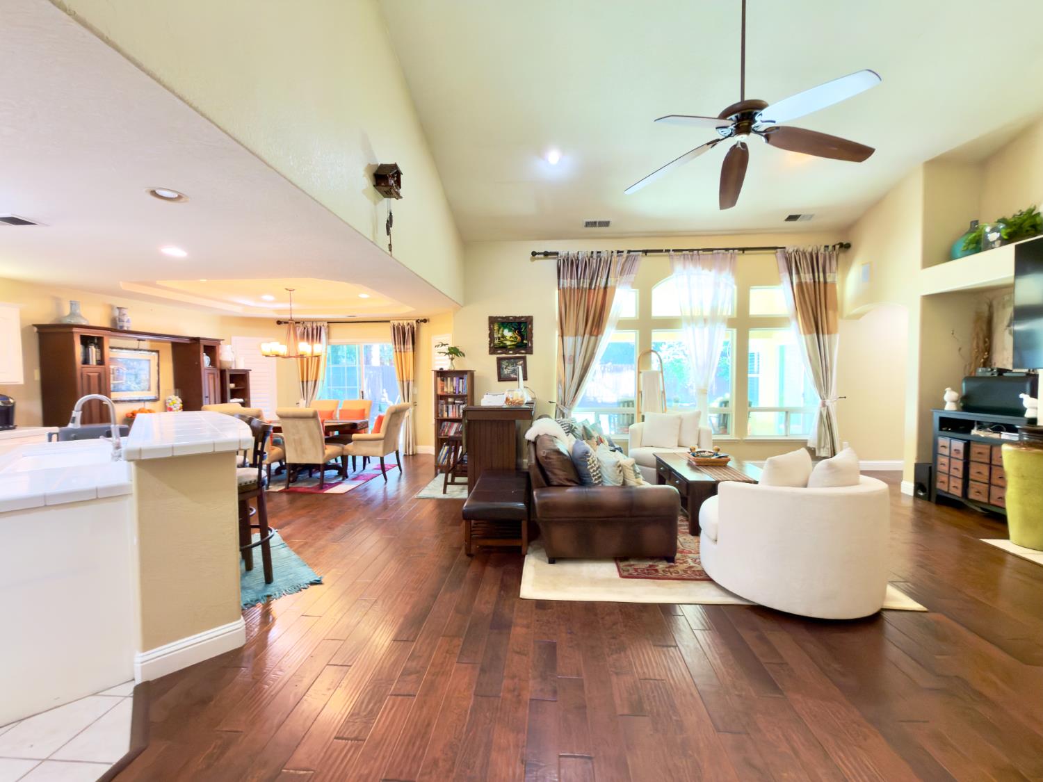 1555 E Emerald Ave, Fresno, CA 93720