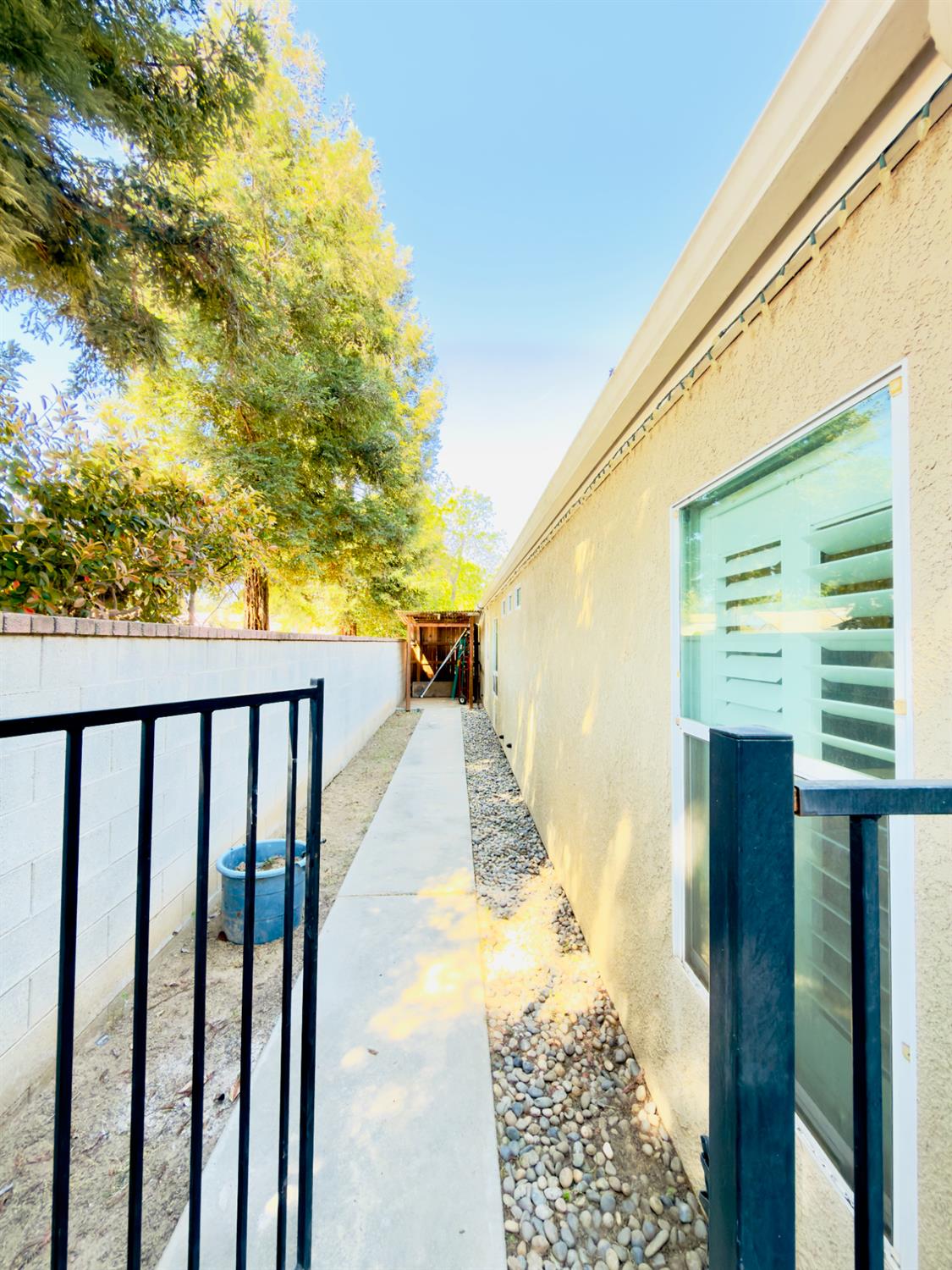 1555 E Emerald Ave, Fresno, CA 93720