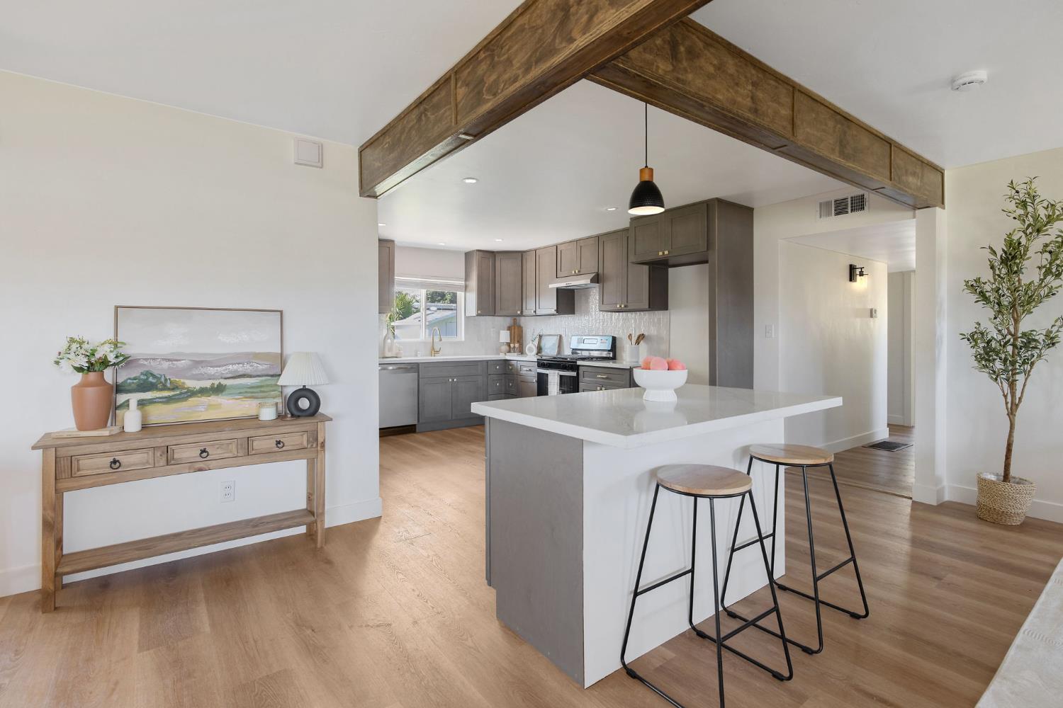 5075 N College Ave, Fresno, CA 93704