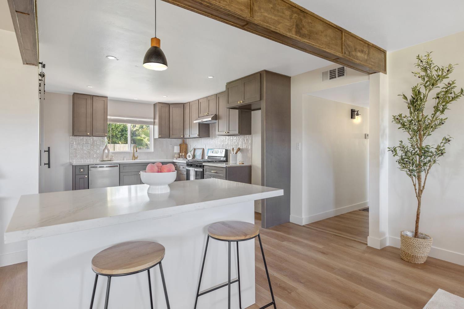 5075 N College Ave, Fresno, CA 93704