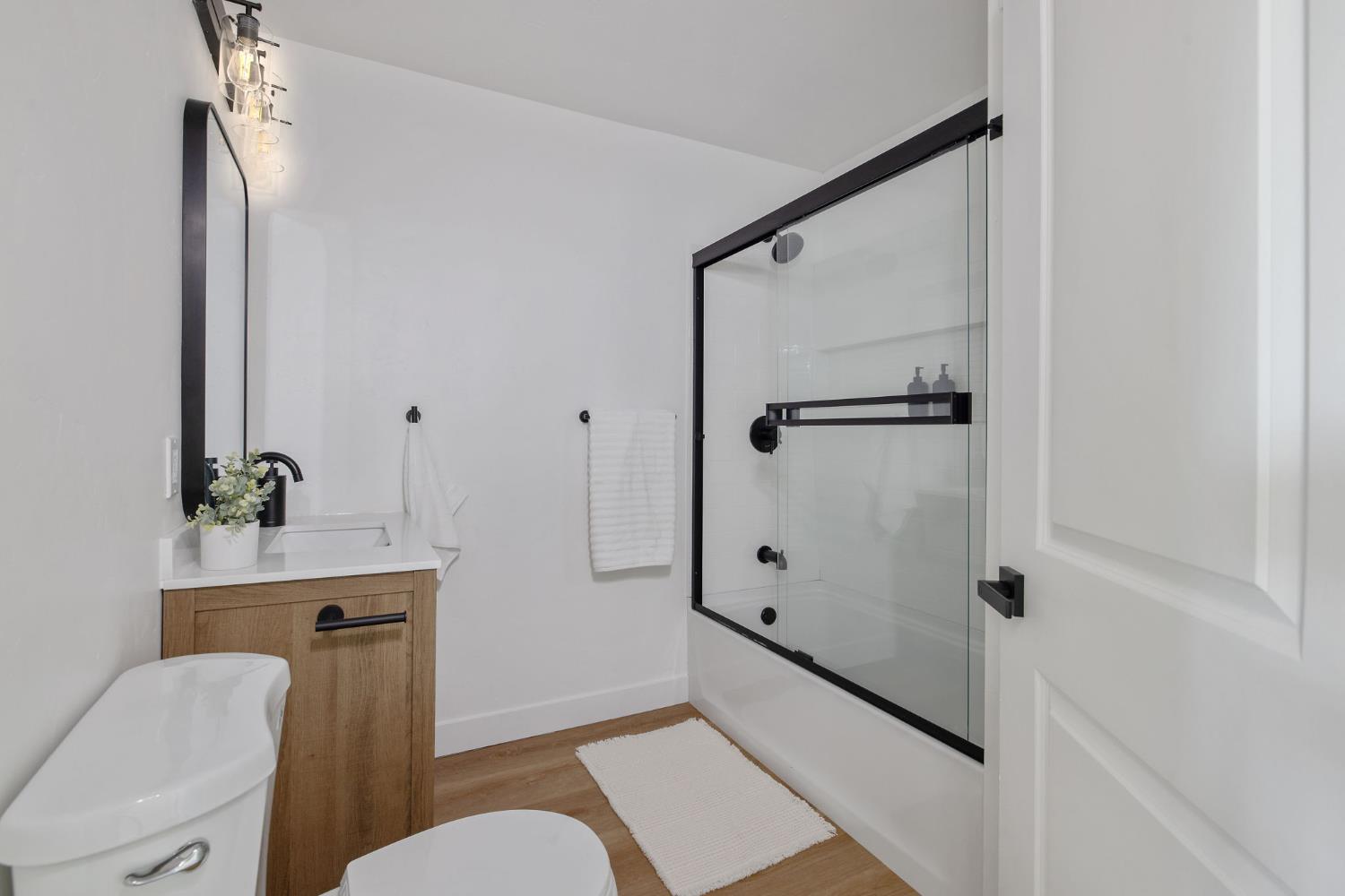 5075 N College Ave, Fresno, CA 93704