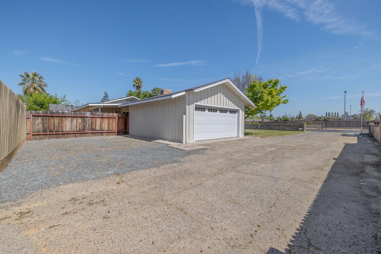 5075 N College Ave, Fresno, CA 93704