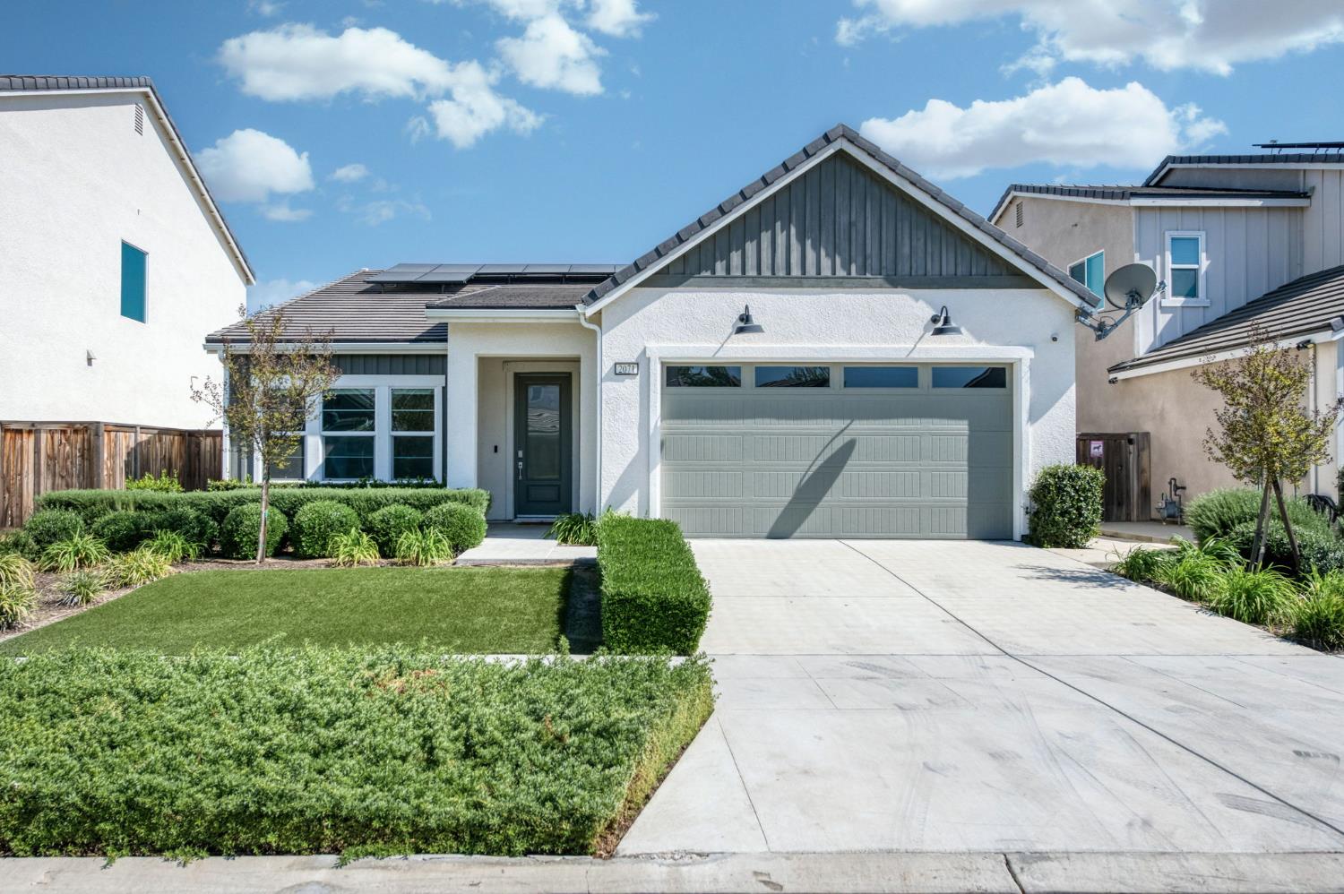 2071 N Hughes Ave, Clovis, CA 93619