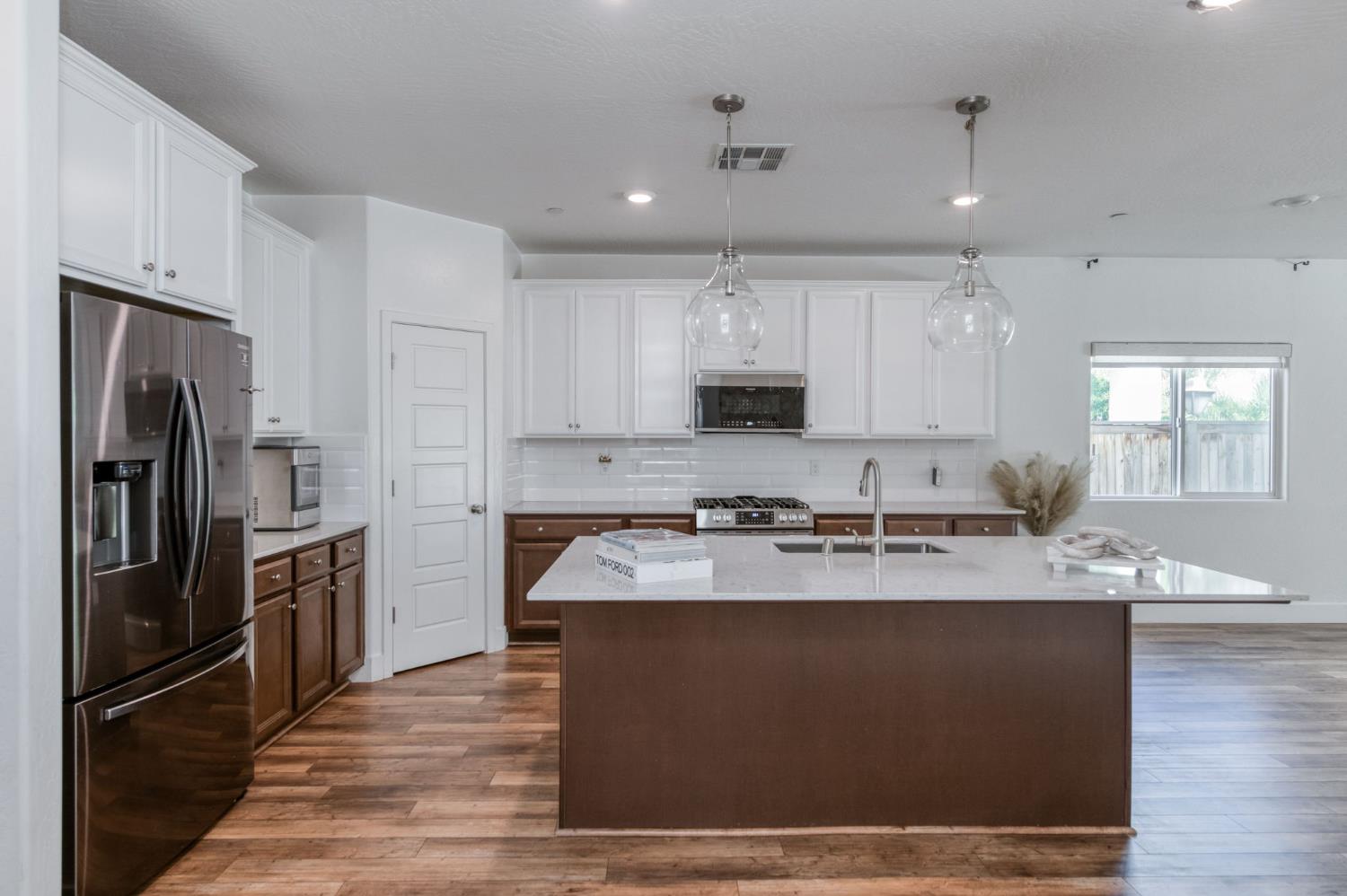 2071 N Hughes Ave, Clovis, CA 93619