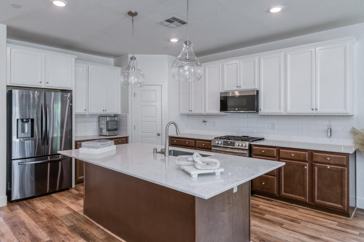 2071 N Hughes Ave, Clovis, CA 93619