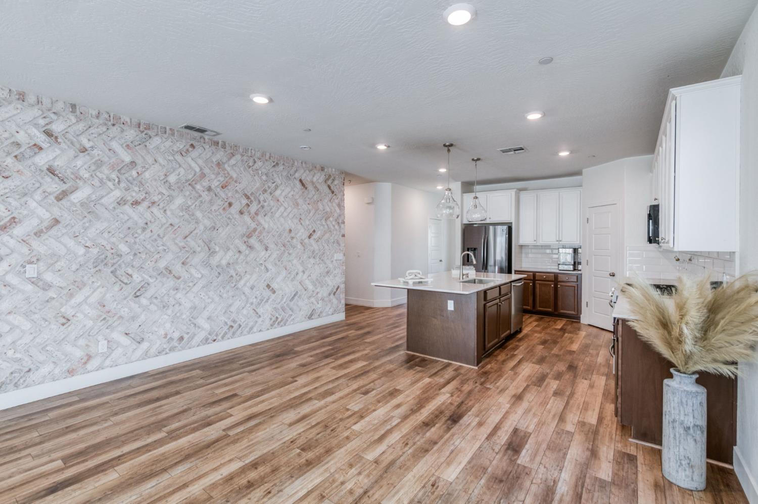 2071 N Hughes Ave, Clovis, CA 93619