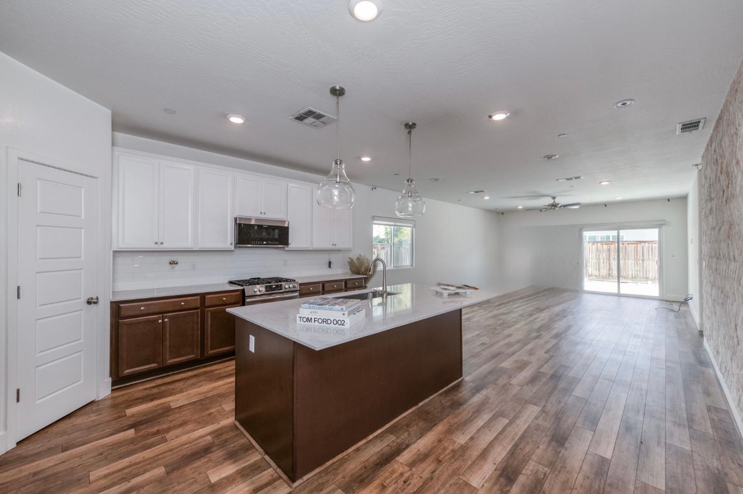 2071 N Hughes Ave, Clovis, CA 93619