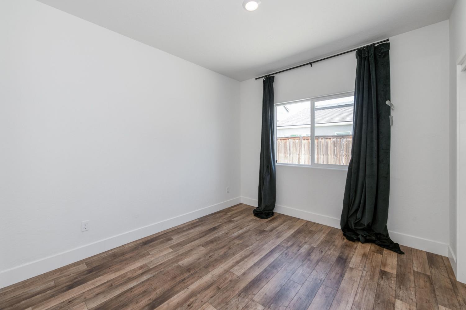 2071 N Hughes Ave, Clovis, CA 93619