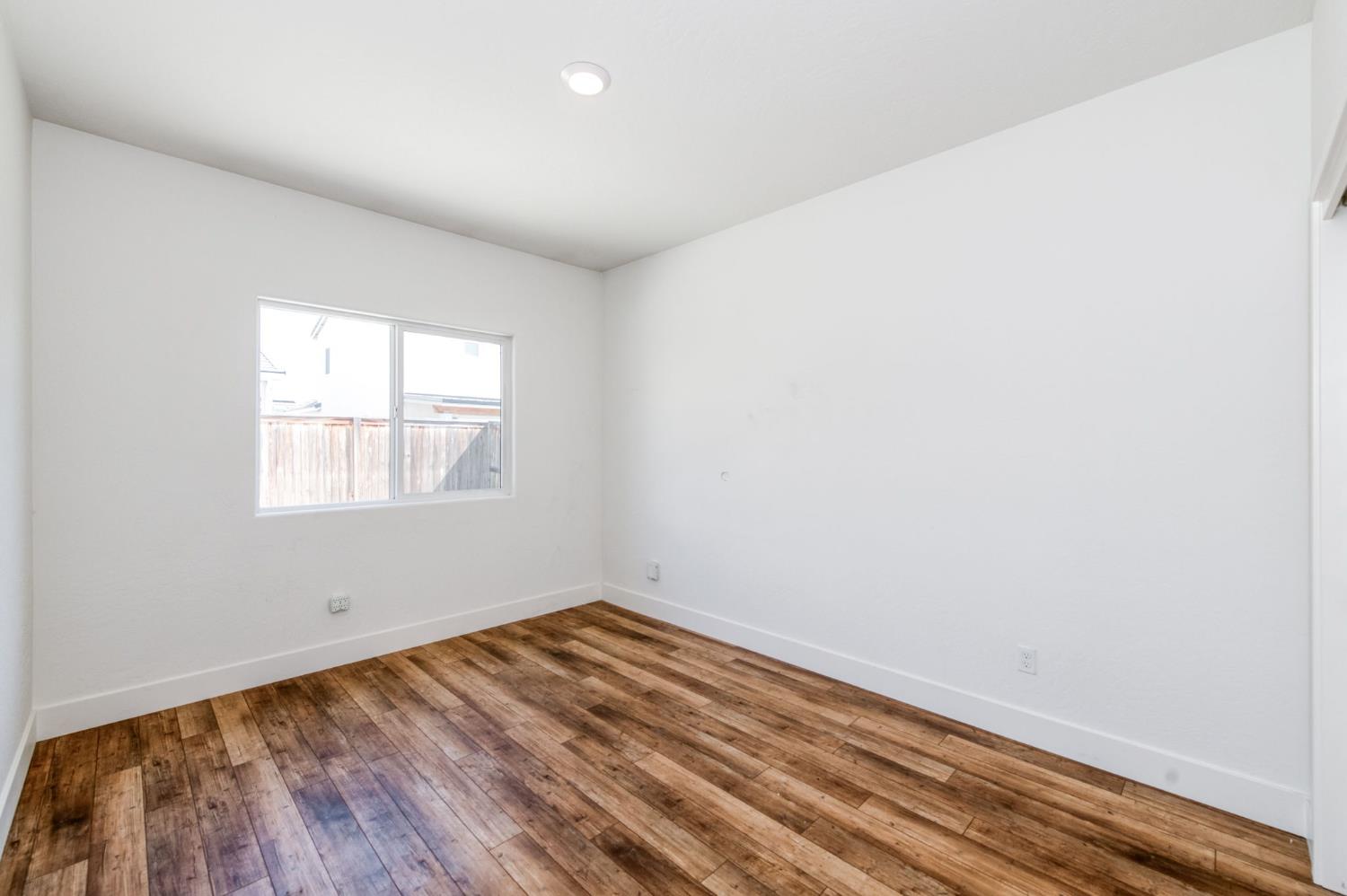 2071 N Hughes Ave, Clovis, CA 93619