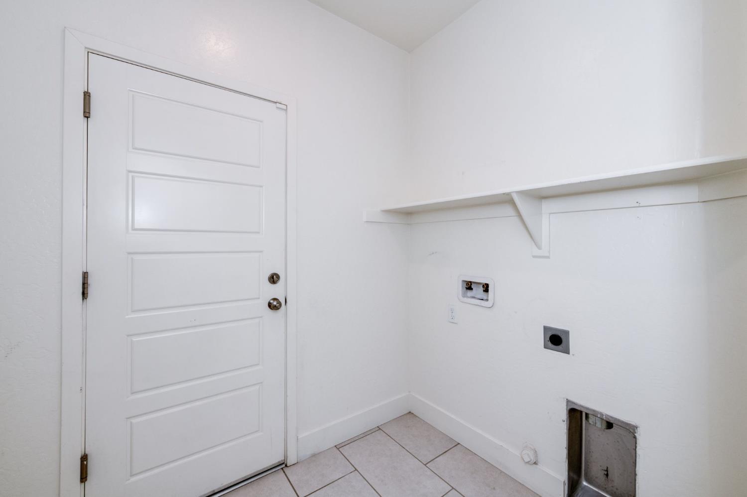 2071 N Hughes Ave, Clovis, CA 93619