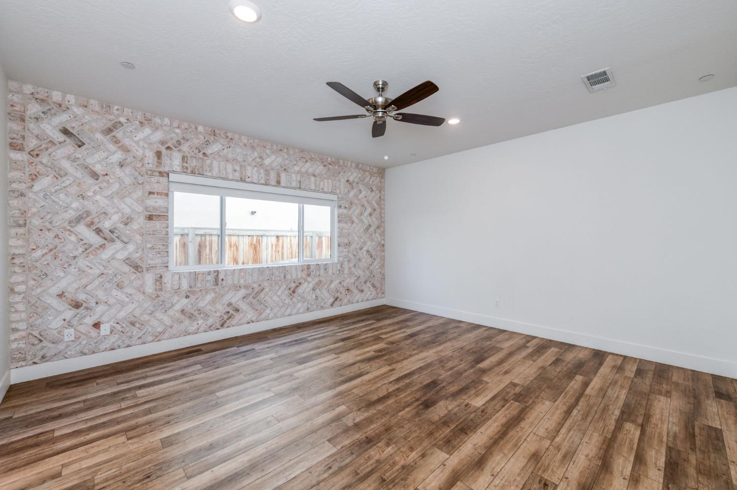 2071 N Hughes Ave, Clovis, CA 93619