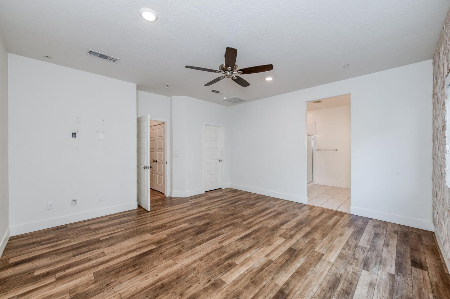 2071 N Hughes Ave, Clovis, CA 93619