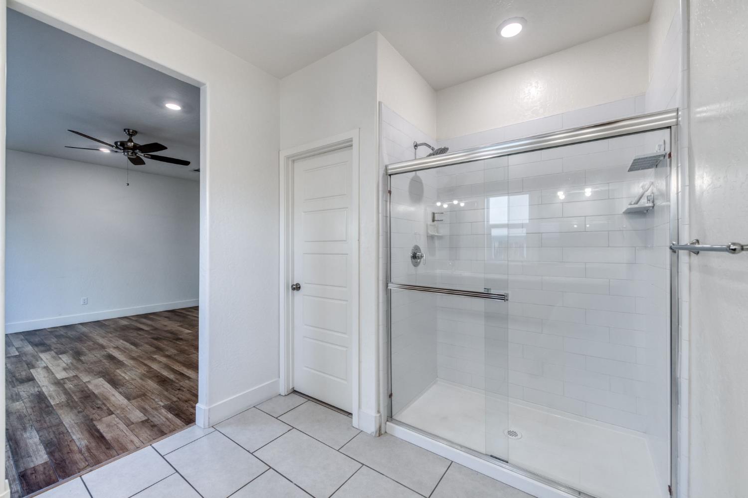 2071 N Hughes Ave, Clovis, CA 93619