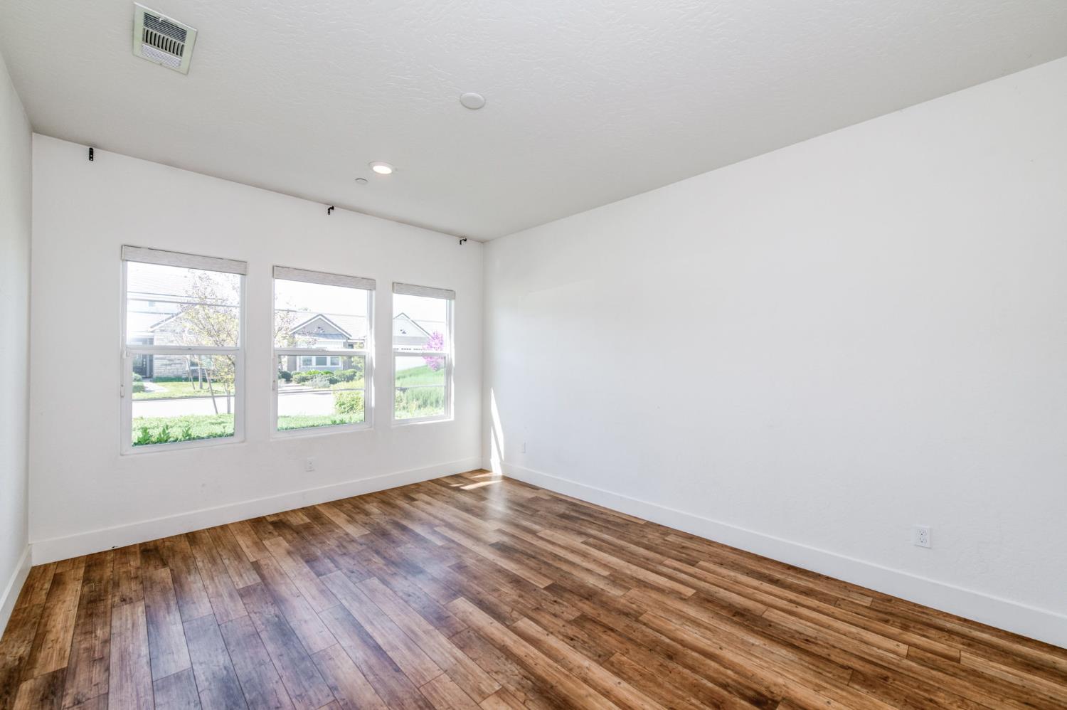 2071 N Hughes Ave, Clovis, CA 93619