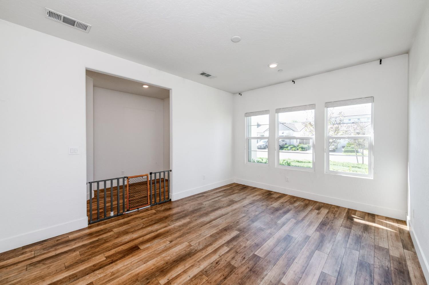 2071 N Hughes Ave, Clovis, CA 93619