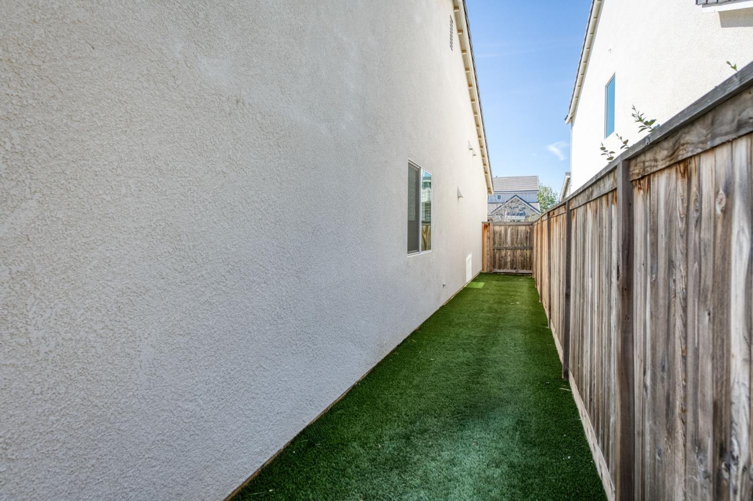 2071 N Hughes Ave, Clovis, CA 93619