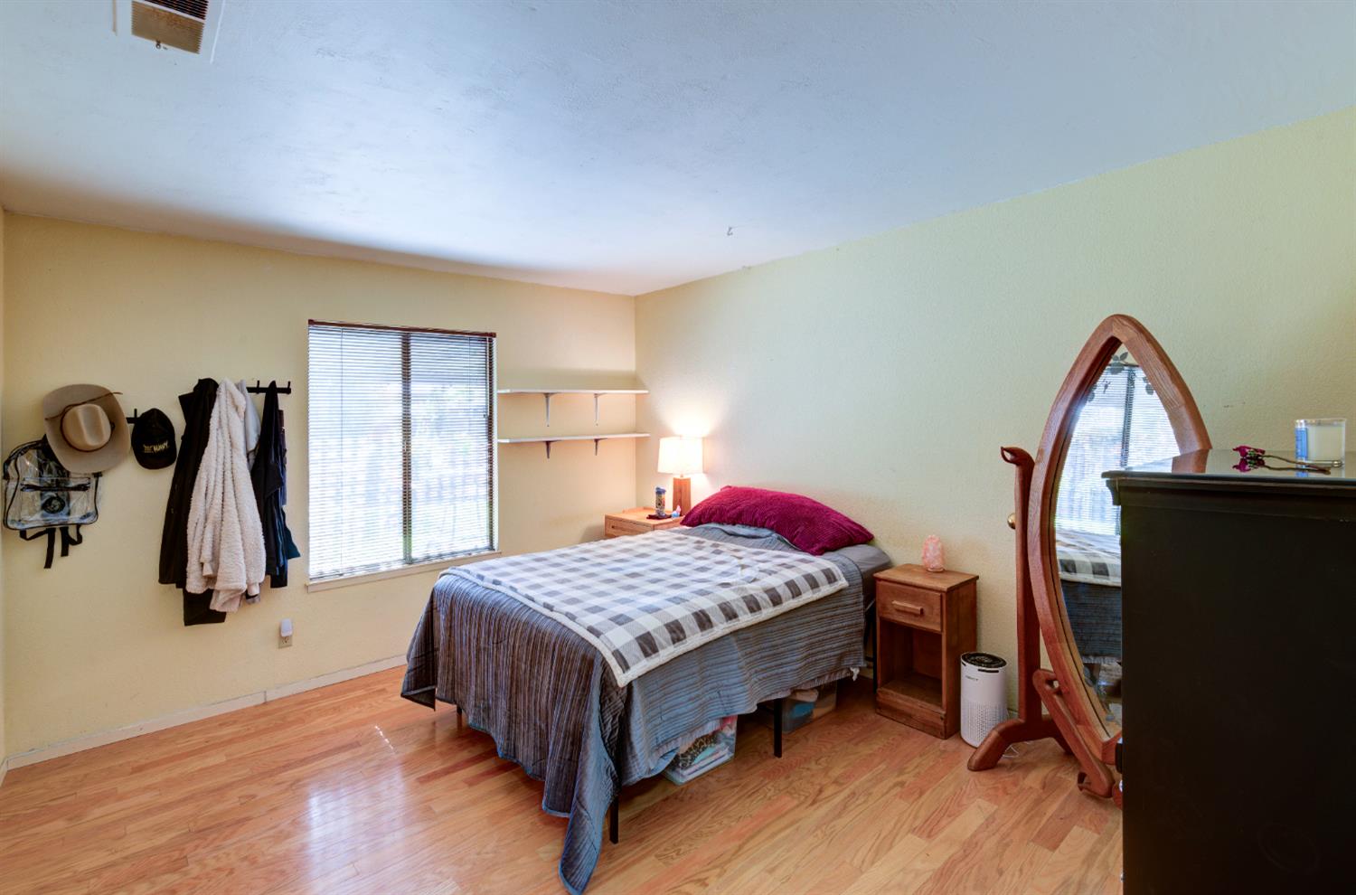 1359 W Moraga Rd, Fresno, CA 93711