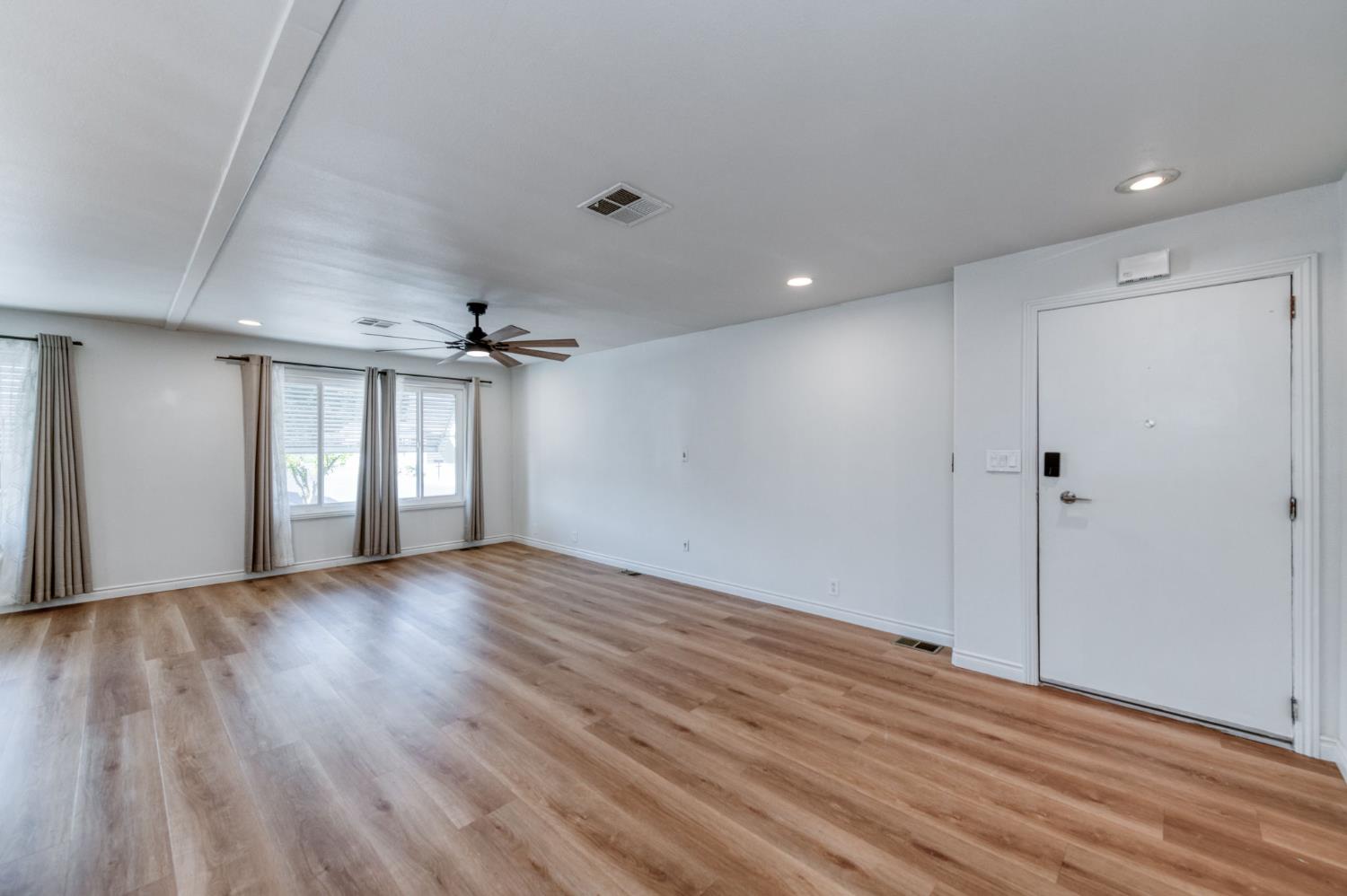 1001 Sylmar Ave #100, Clovis, CA 93612