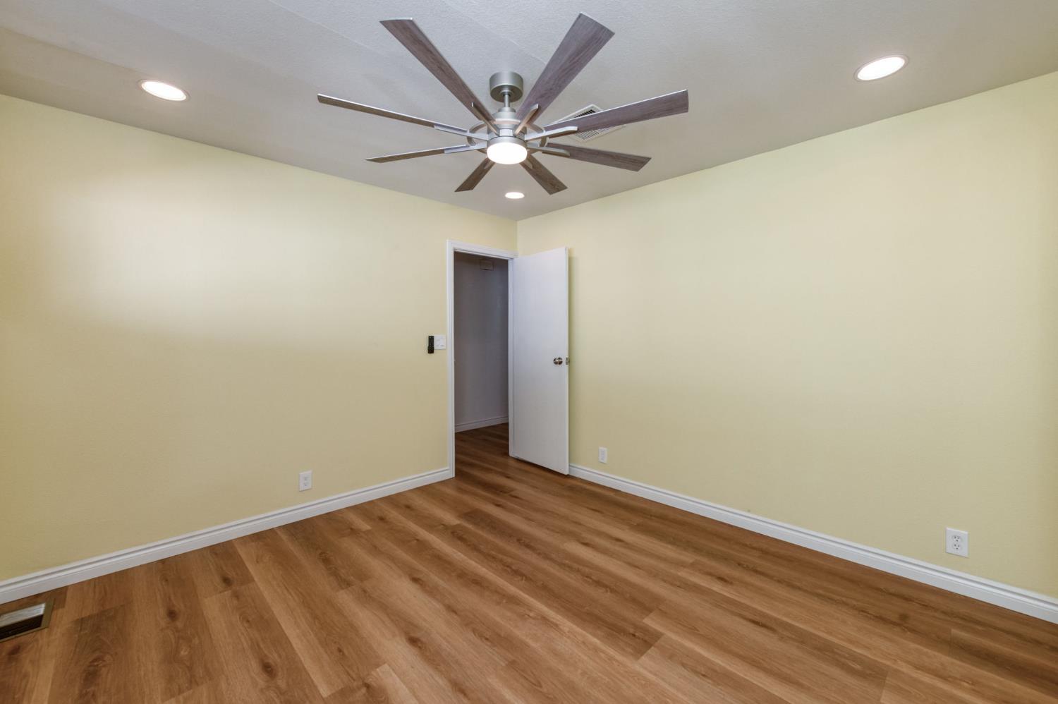 1001 Sylmar Ave #100, Clovis, CA 93612