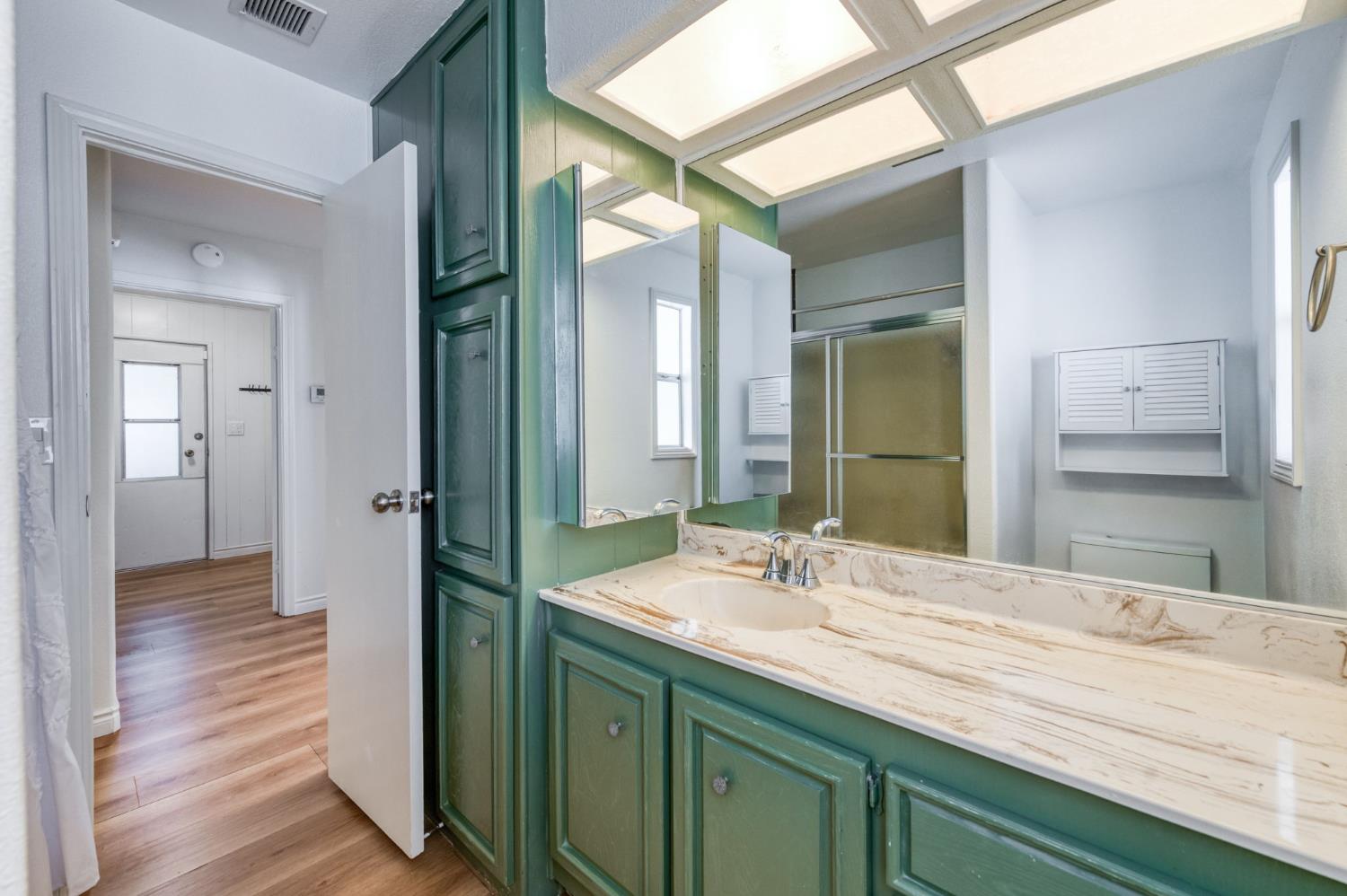 1001 Sylmar Ave #100, Clovis, CA 93612